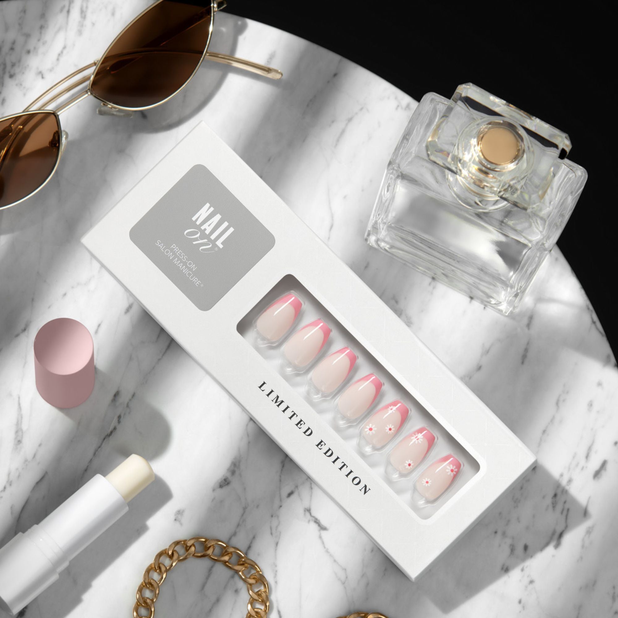 Marguerite - Coffin Press on Manicure