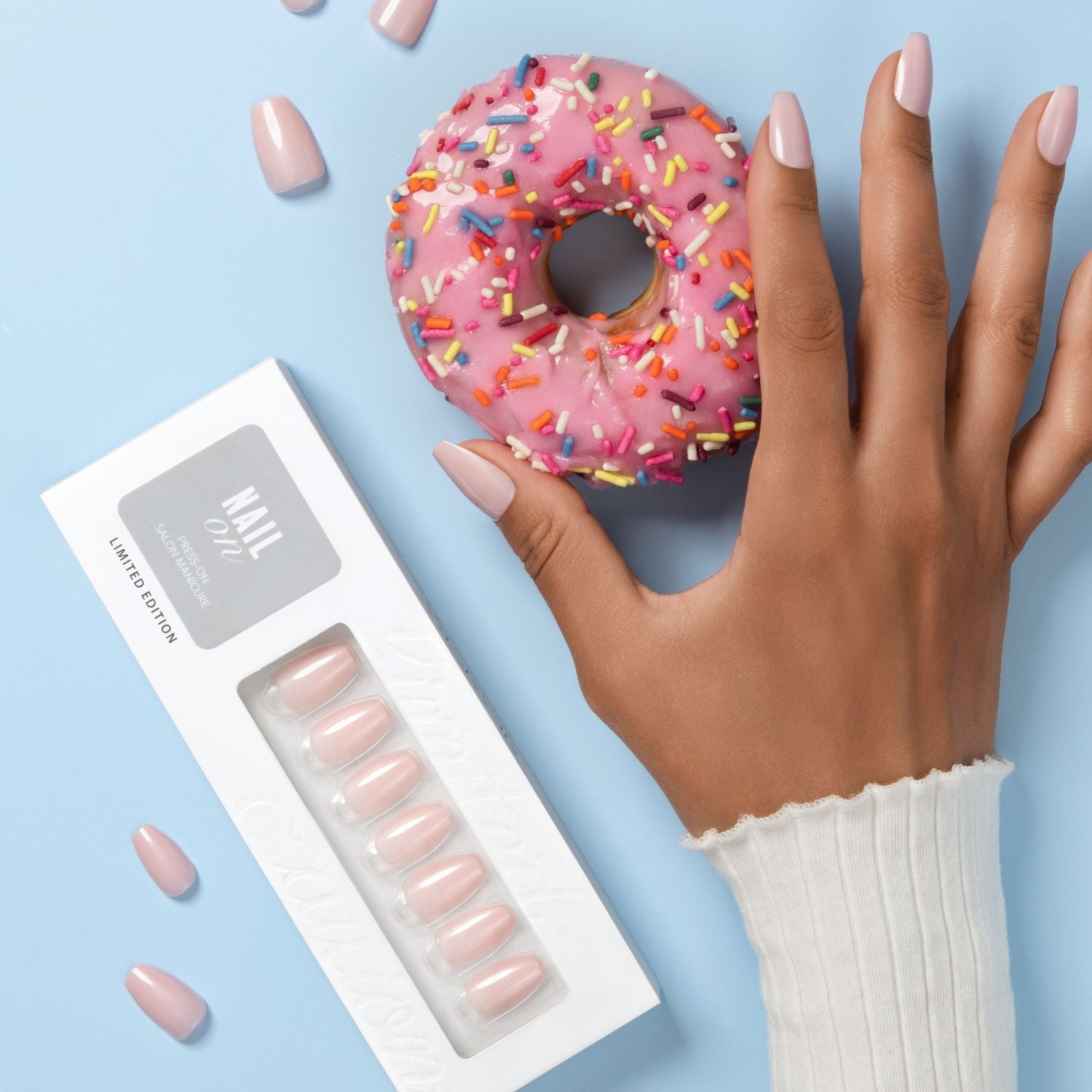 Strawberry Glazed - Coffin Weekender Press On Manicure