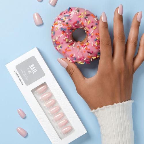 Strawberry Glazed - Coffin Weekender Press On Manicure