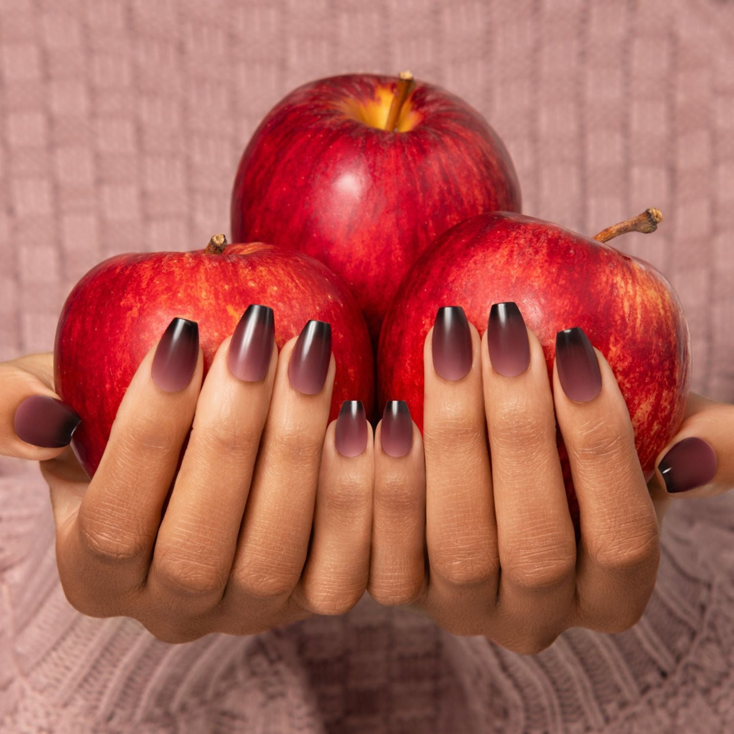 Make Believe - Medium Coffin Nail On Press On Manicure